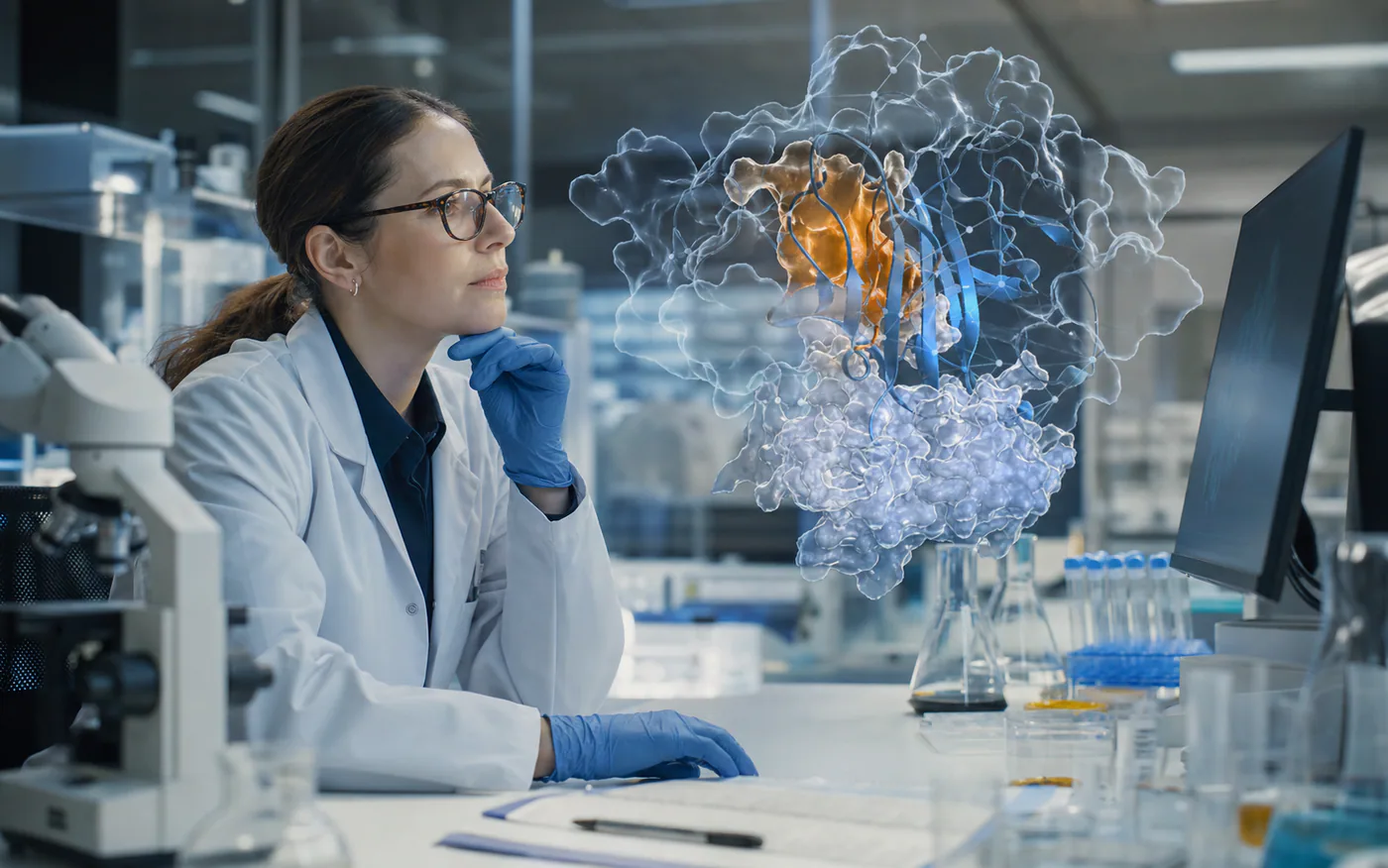 naukowczyni w laboratorium analizuje trójwymiarową strukturę białka wspieraną przez AI
