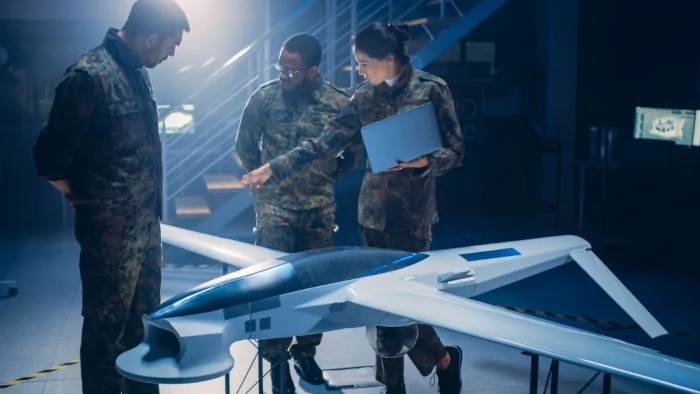 dron wojskowy i ryzyko autonomii