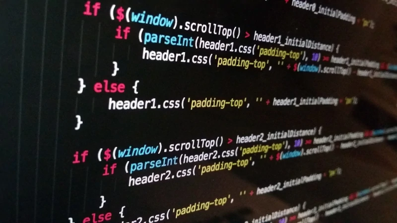 ekran z kodem i społecznością programistów